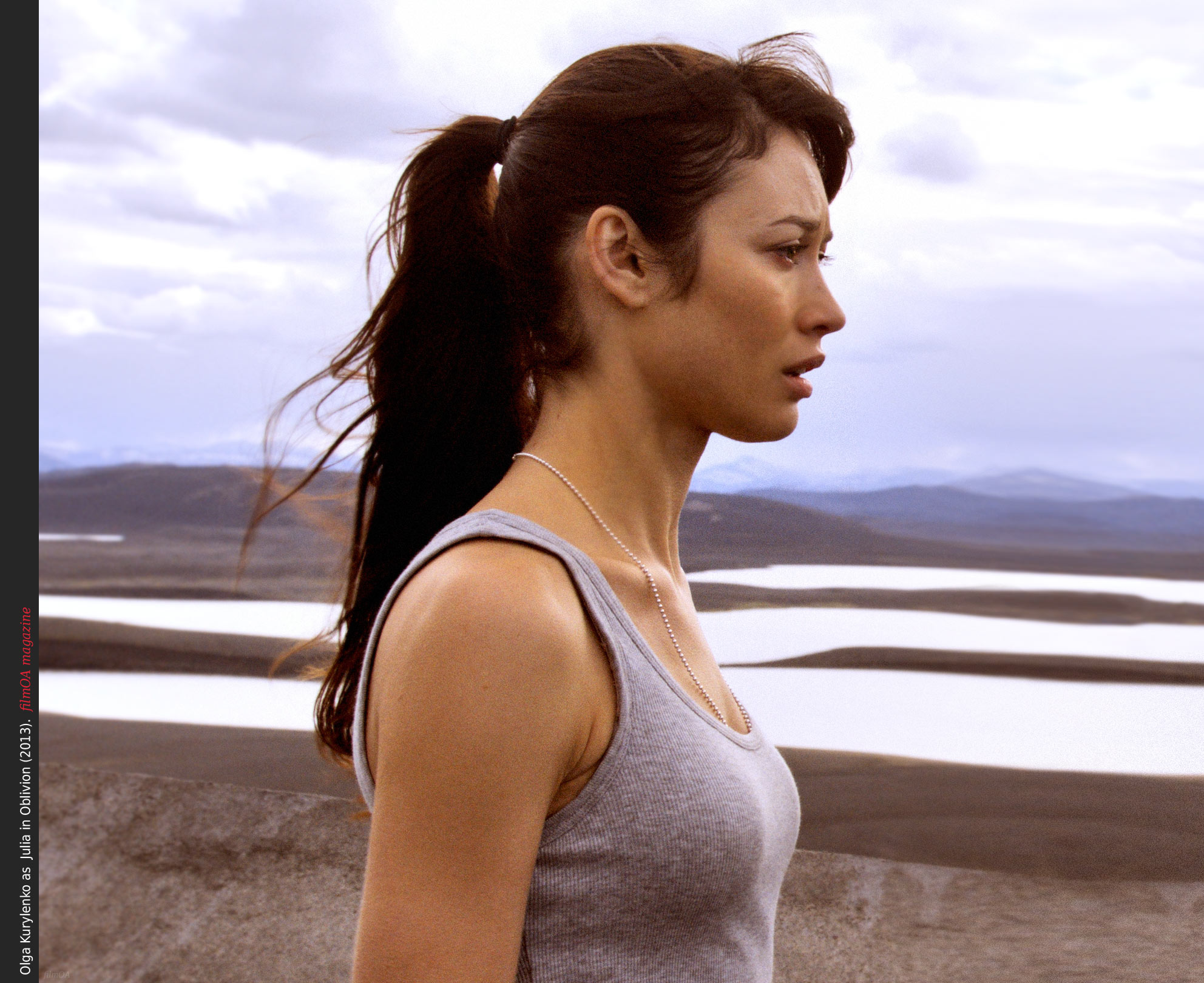 Olga Kurylenko Julia field top ponytail Oblivion 2013