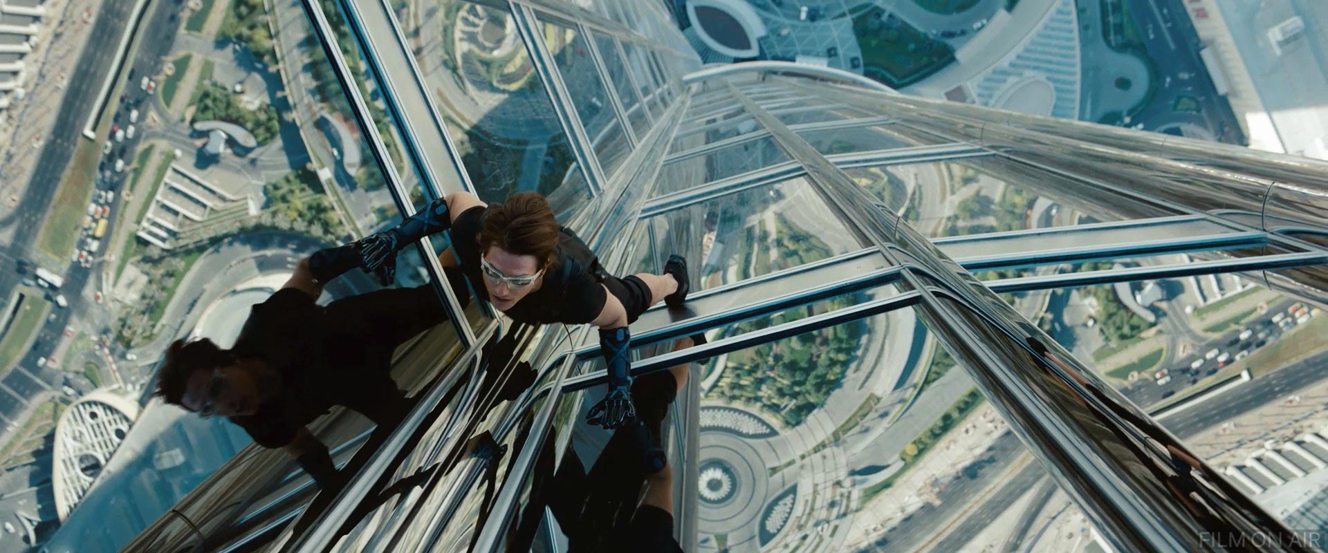 Tom Cruise Burj Khalifa
 in Mission: Impossible 4 - Ghost Protocol in Mission: Impossible - Ghost Protocol