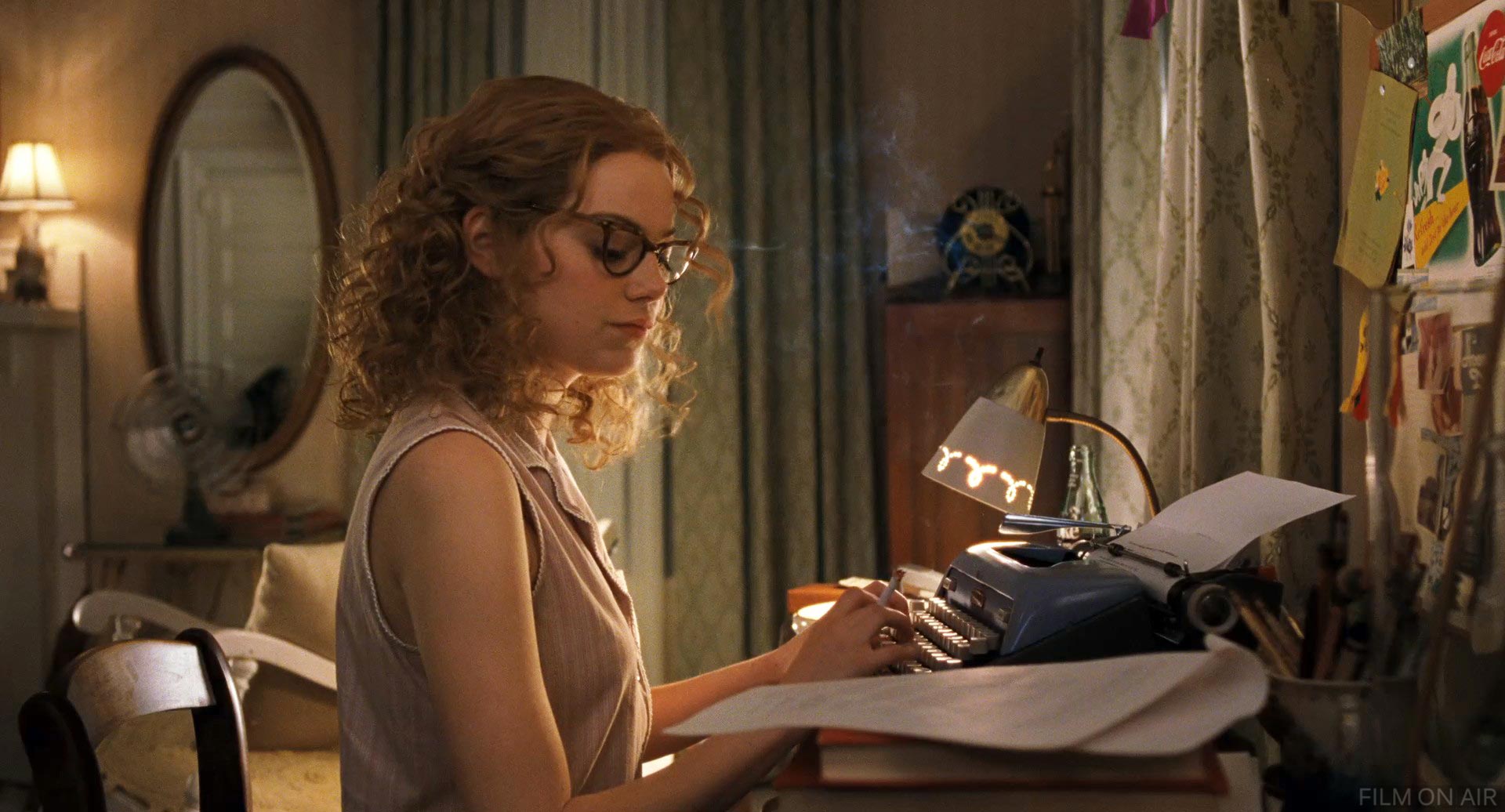 Watch the help. Прислуга 2011 Эмма Стоун. Прислуга фильм Скитер. Эмма Стоун в фильме прислуга. Прислуга фильм 2011 Эмма.