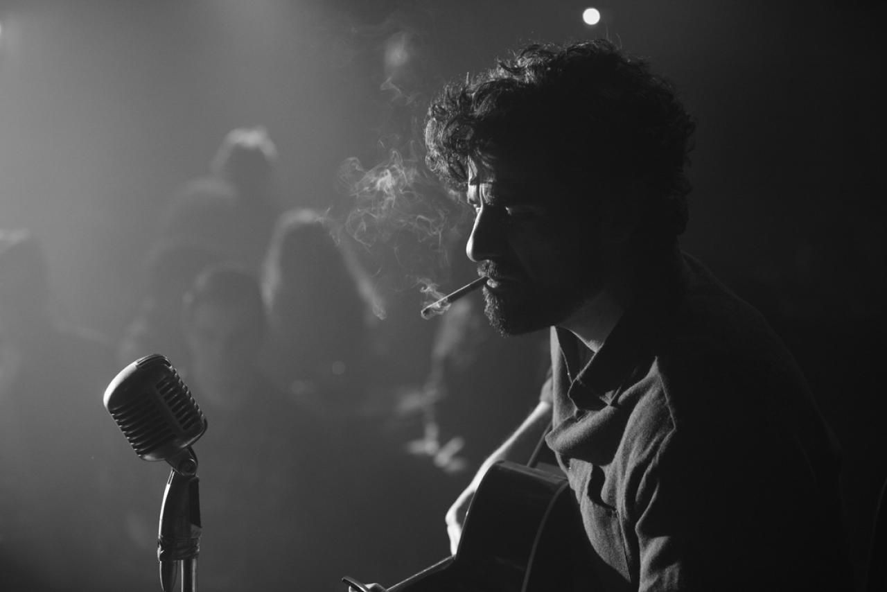 Oscar Isaac plays moody blues singer, Llewyn Davis, in the C