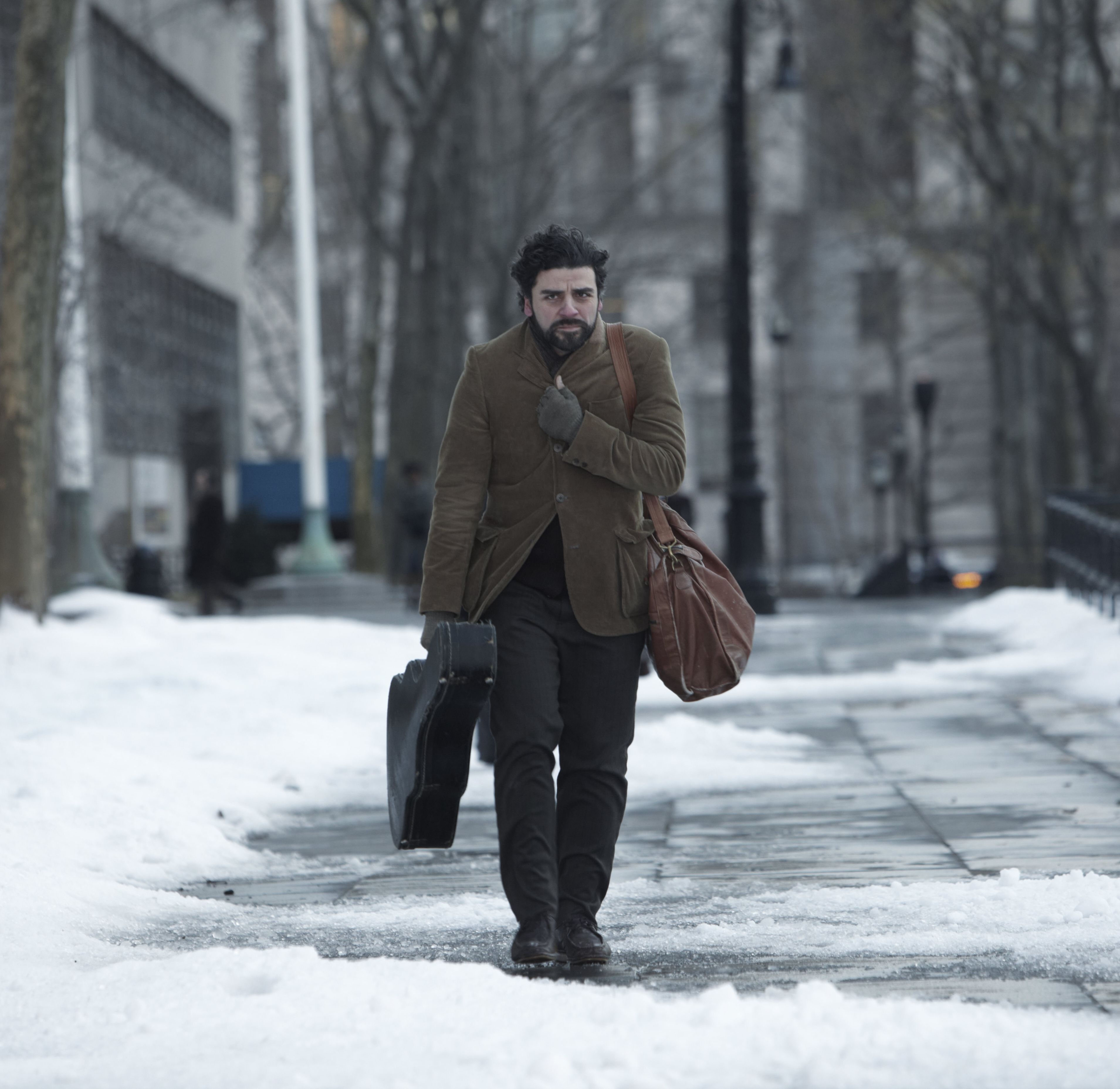 Llewyn Davis with guitar in the snow