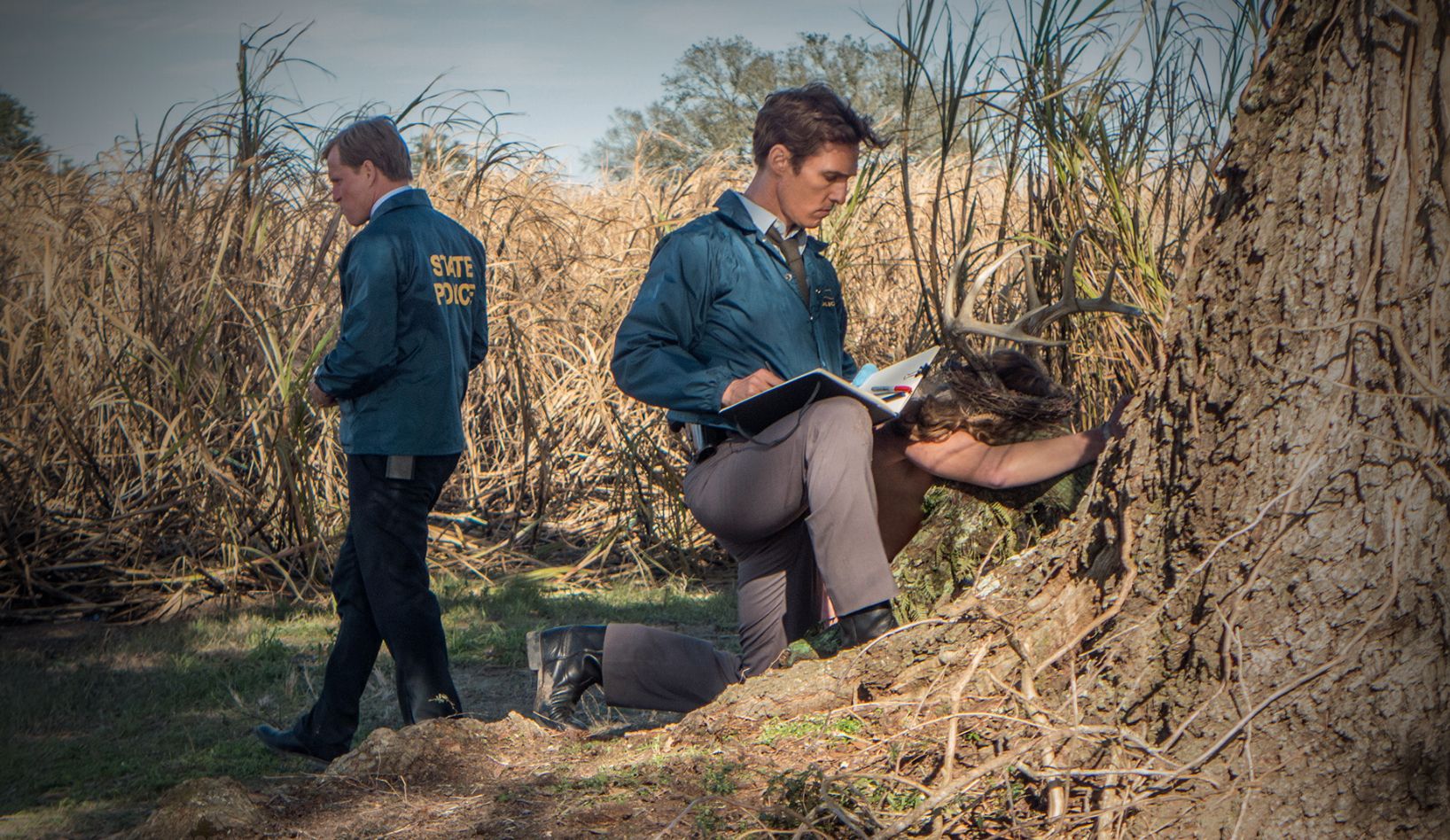 Detectives Hart and Cohle investigate the ritualistic murder