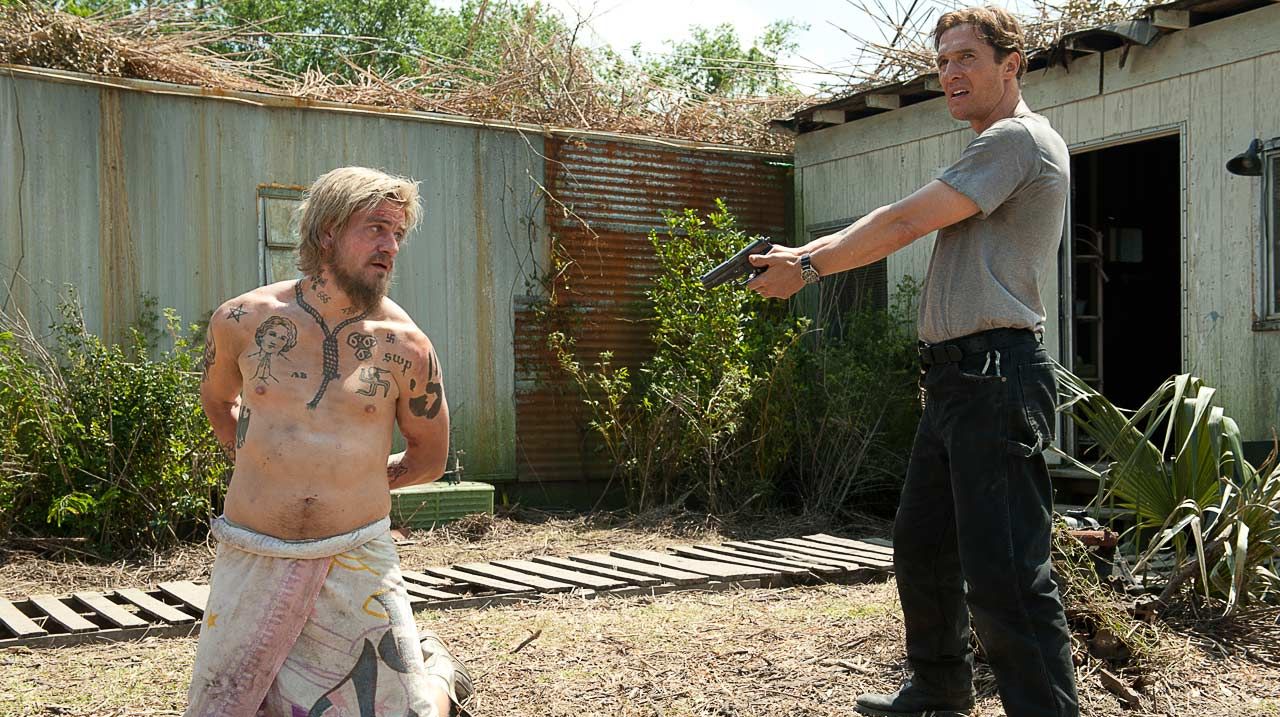 Cohle draws his gun on Reggie Ledoux