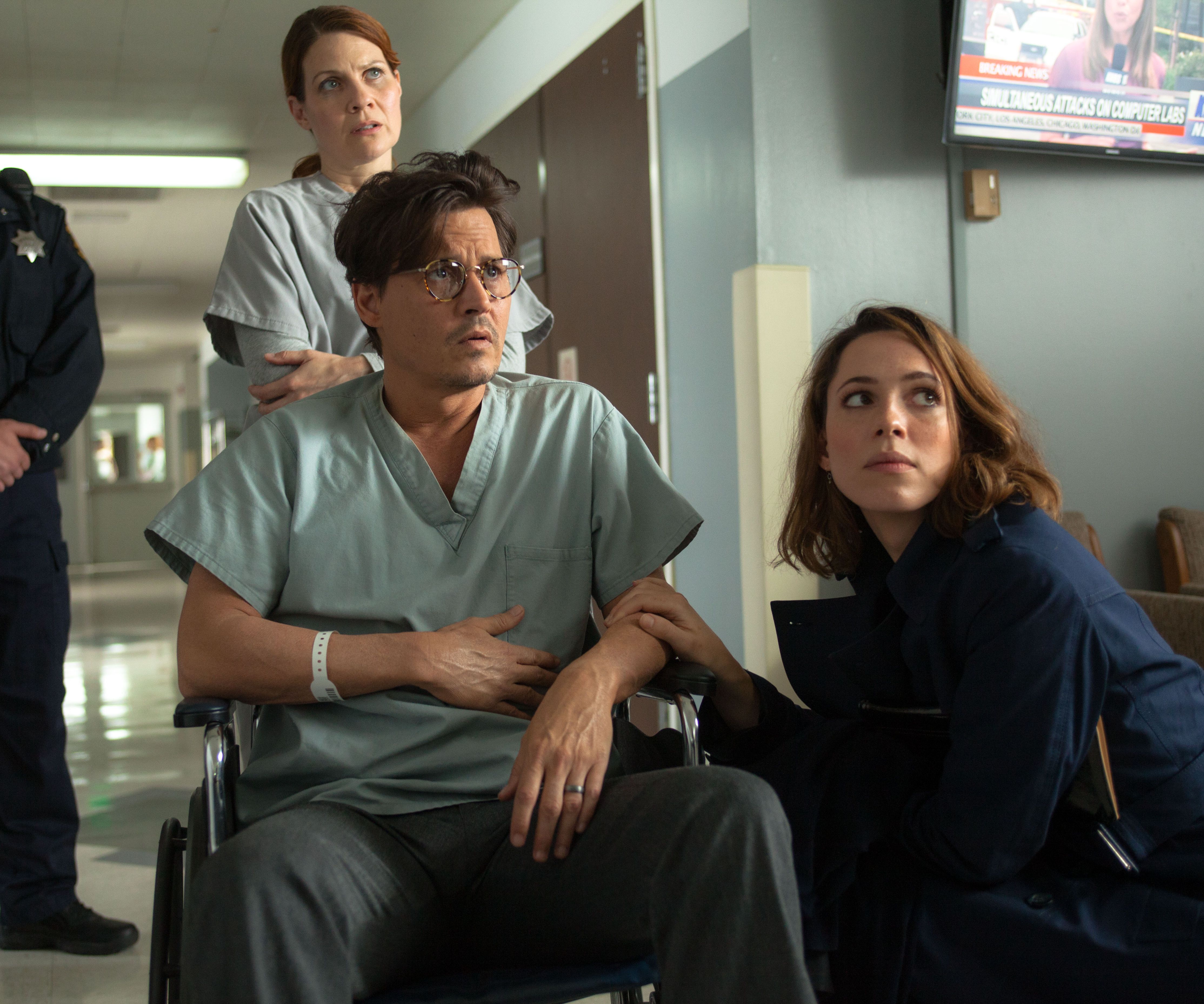 Johnny Depp with his wife in the hospital in Transcendence