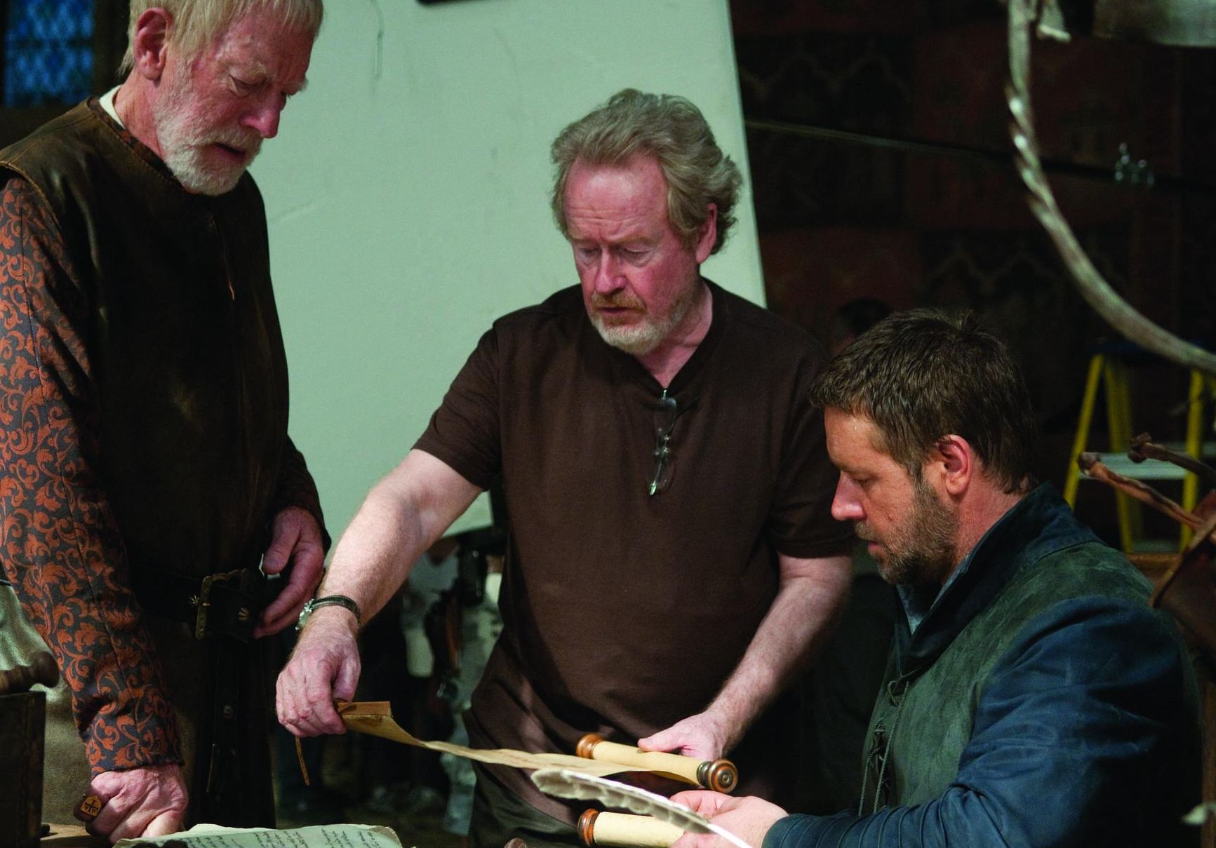 Director Ridley Scott and Russell Crowe working on Robin Hoo