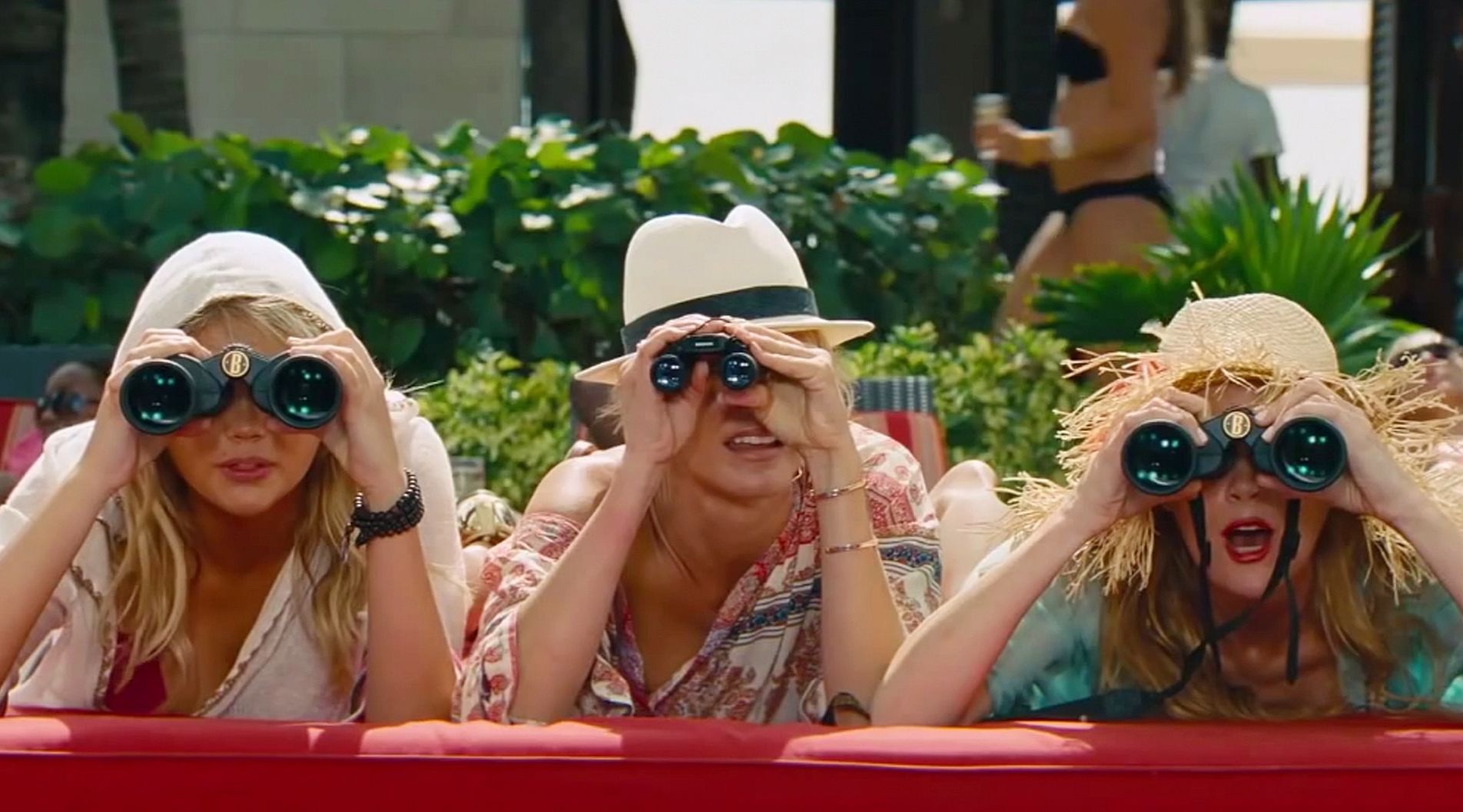 Kate Upton, Cameron Diaz & Leslie Mann spying