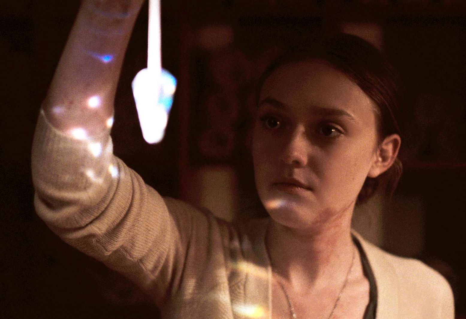 Dakota Fanning holds a light, Night Moves