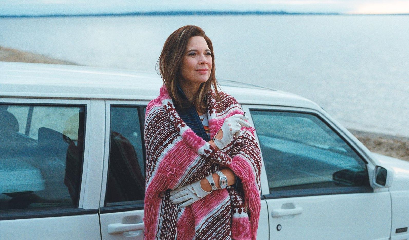 Anne Dorval in front of limo by the water - Mommy
