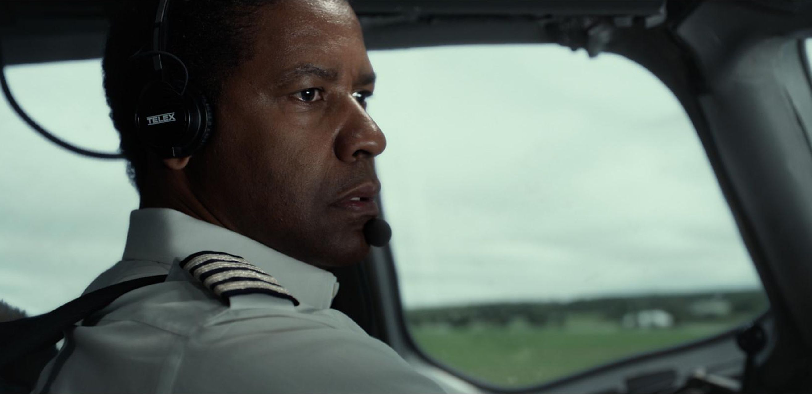 Denzel on plane in Flight