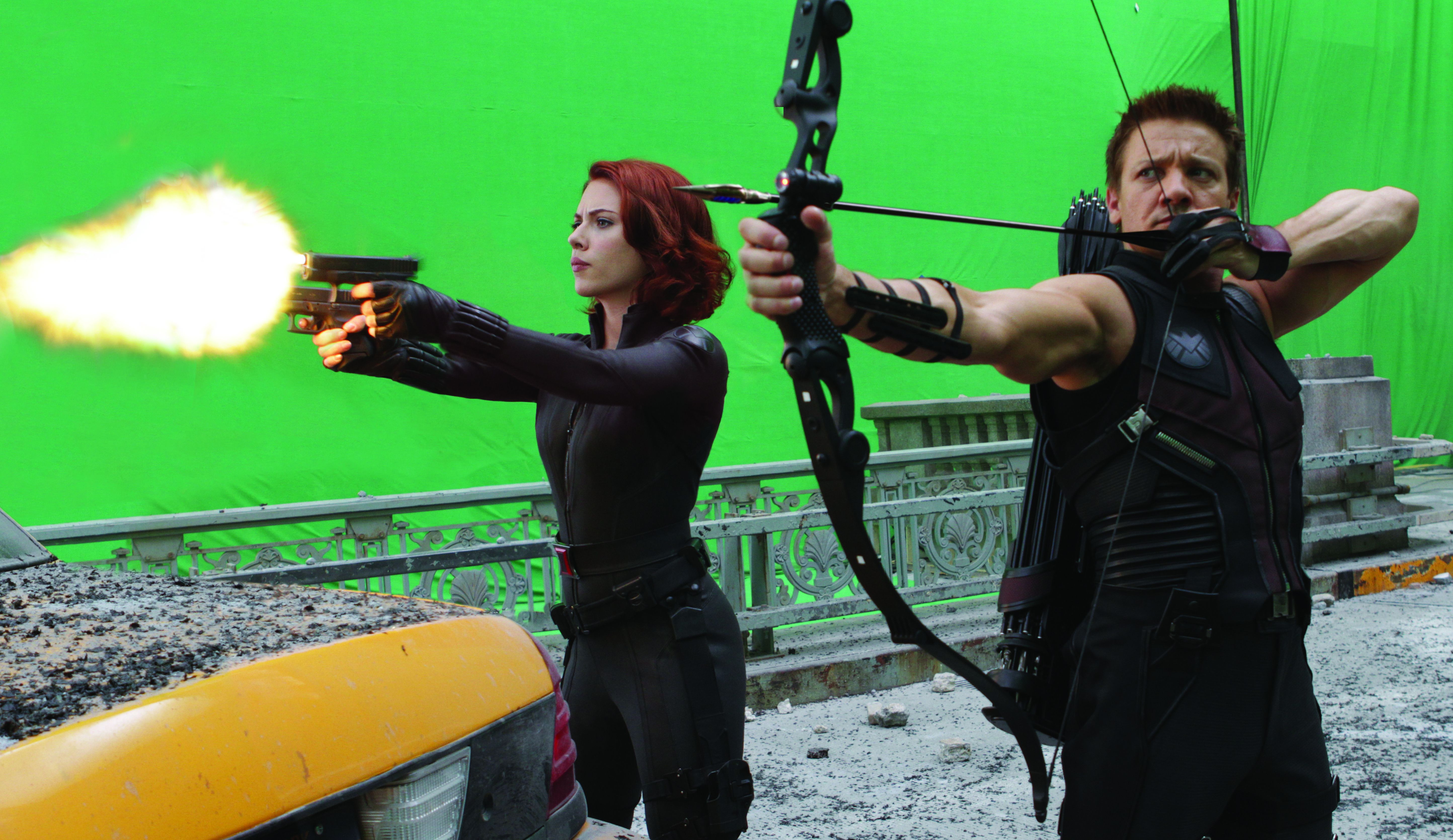 Renner and Johansson working green screen behind the scenes 