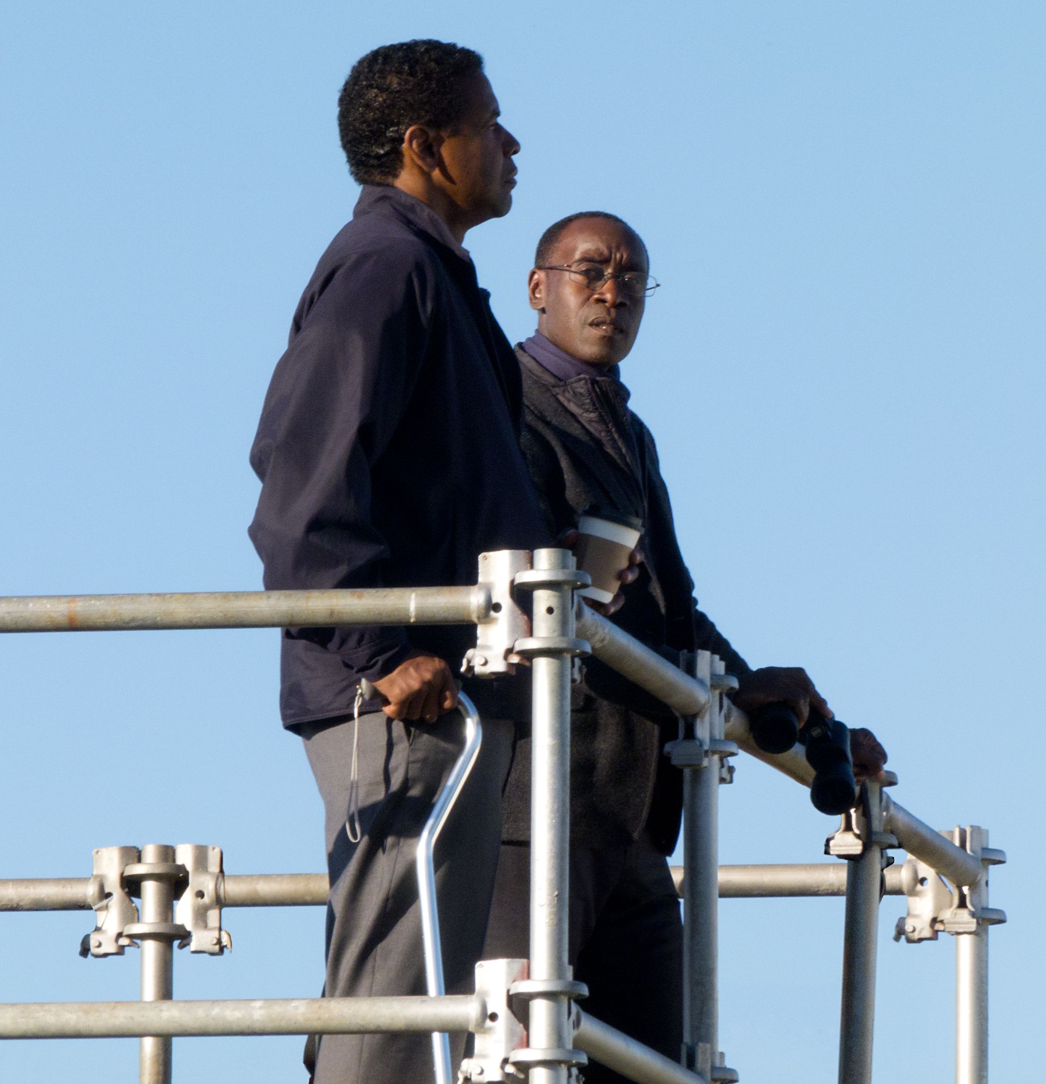 Don Cheadle and Denzel Washington have chat in Flight