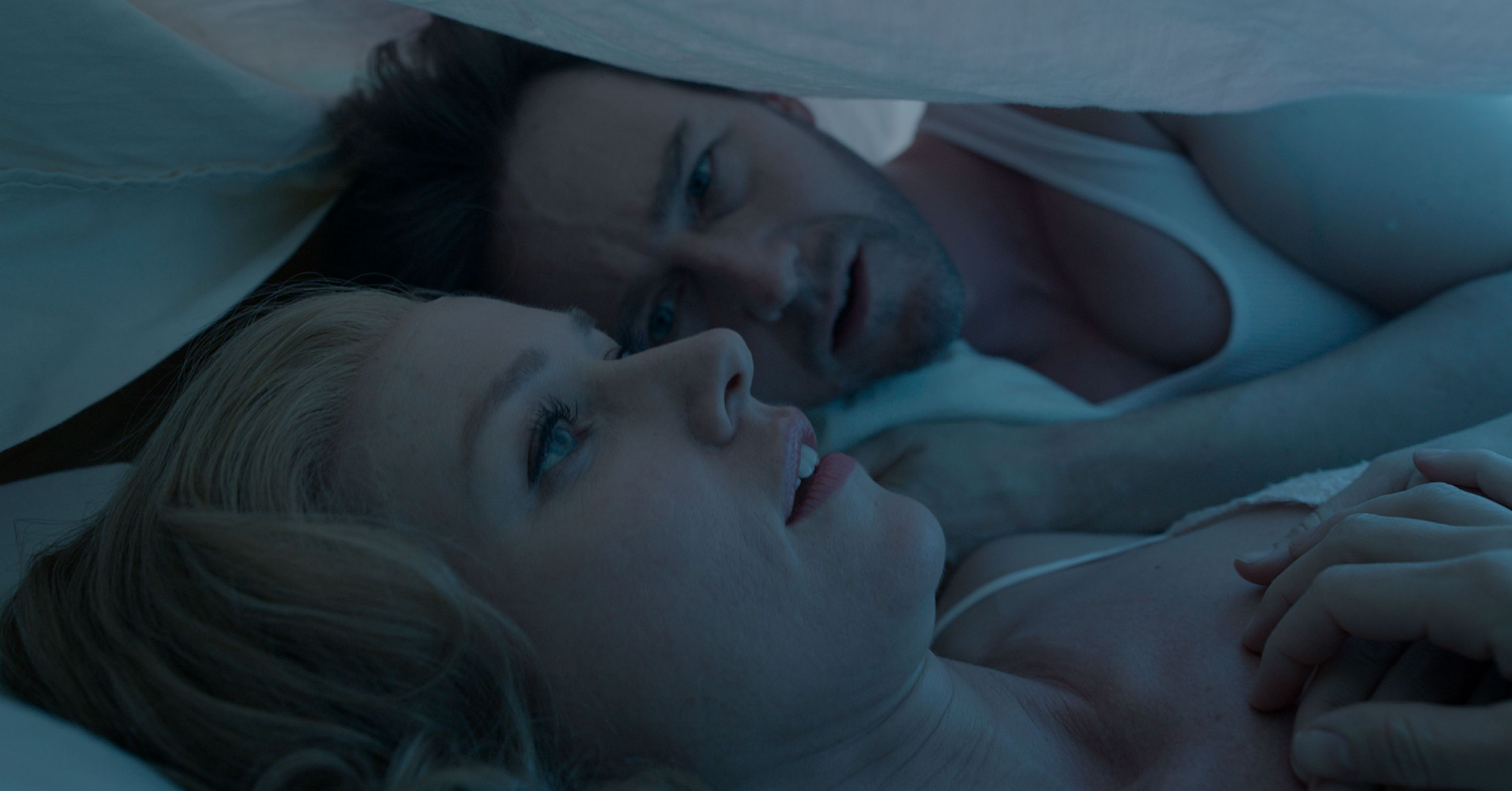 Naomi Watts with Edward Norton under the blanket - Birdman