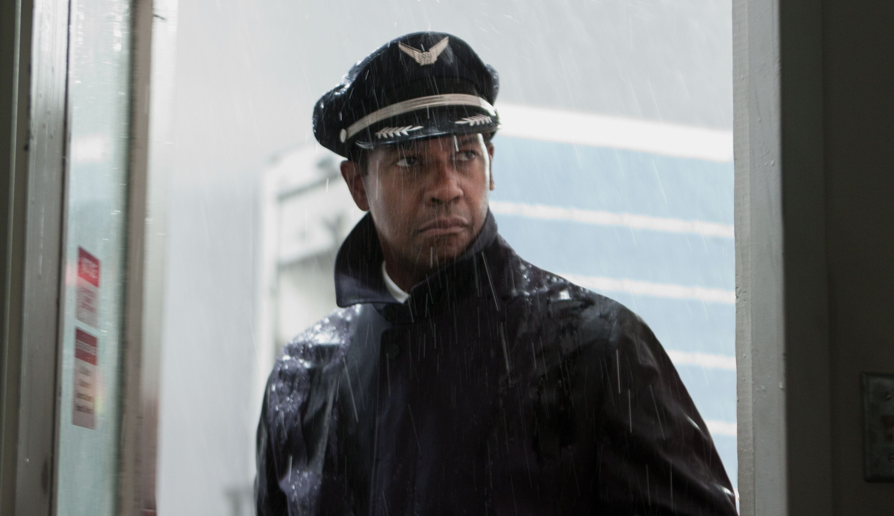Denzel Washington in the rain - Flight