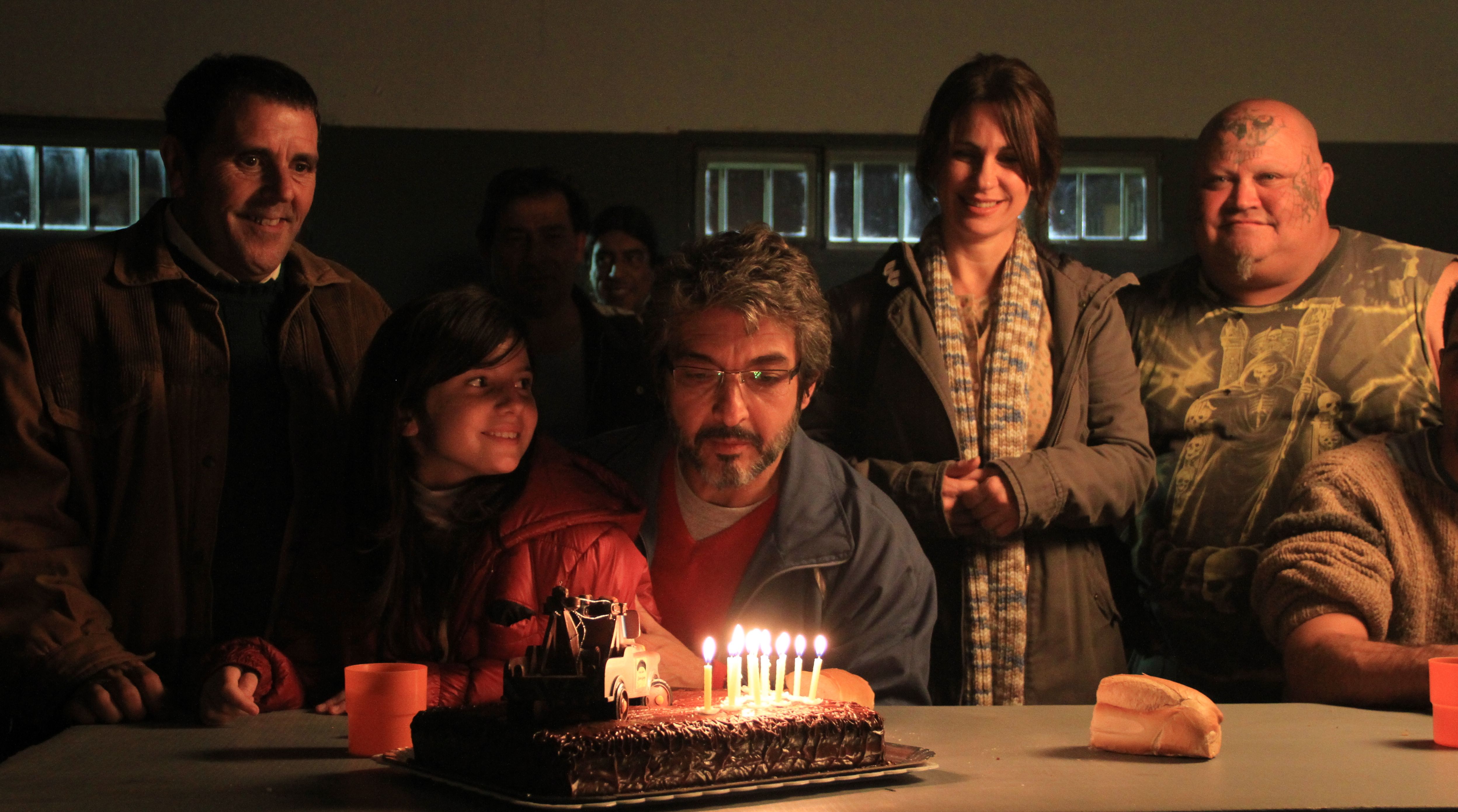 Ricardo Darín blows out the candles as Simón Fisher in Wil