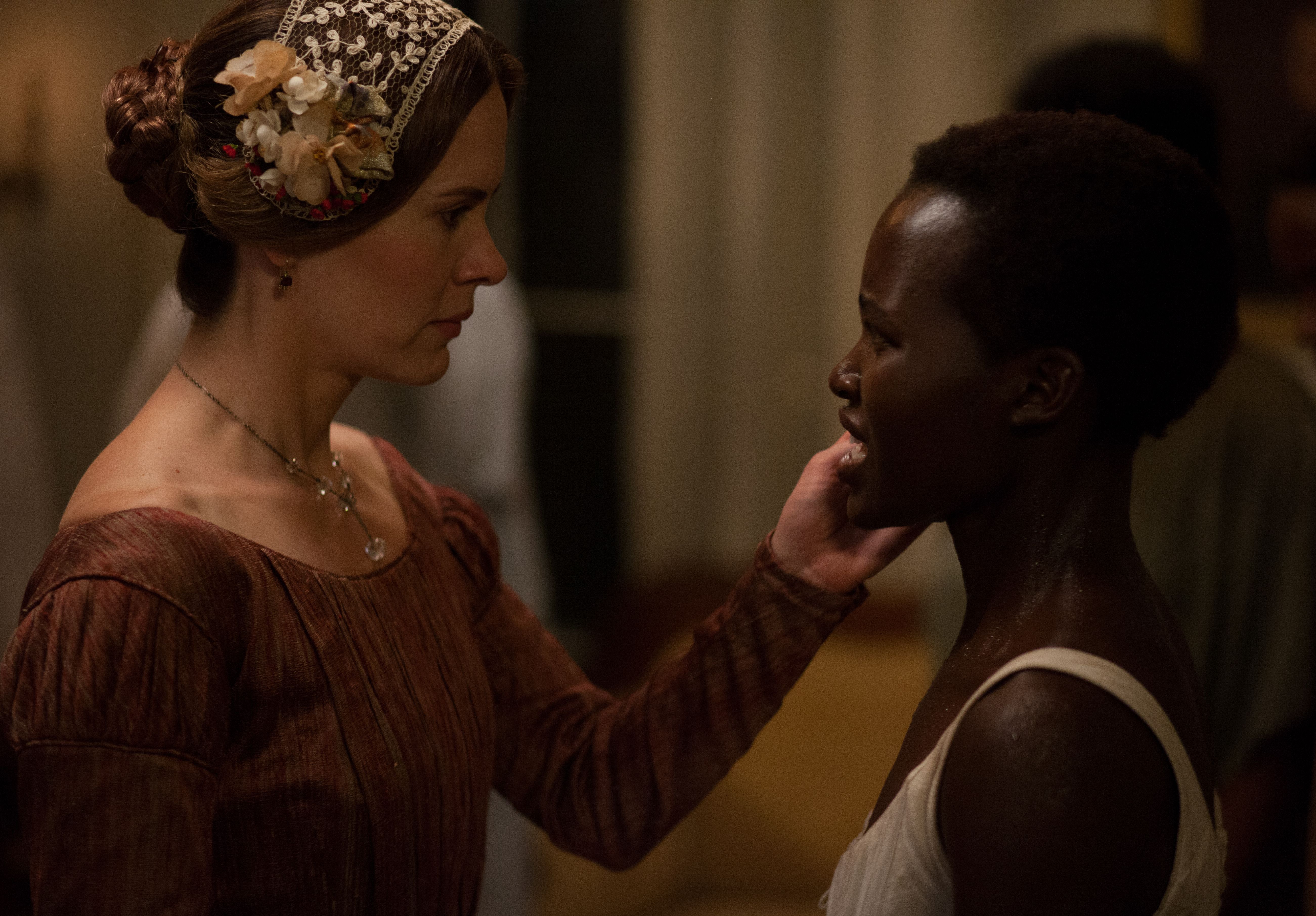 Sarah Paulson has a talk with Lupita Nyong&#039;o in 12 Years A S