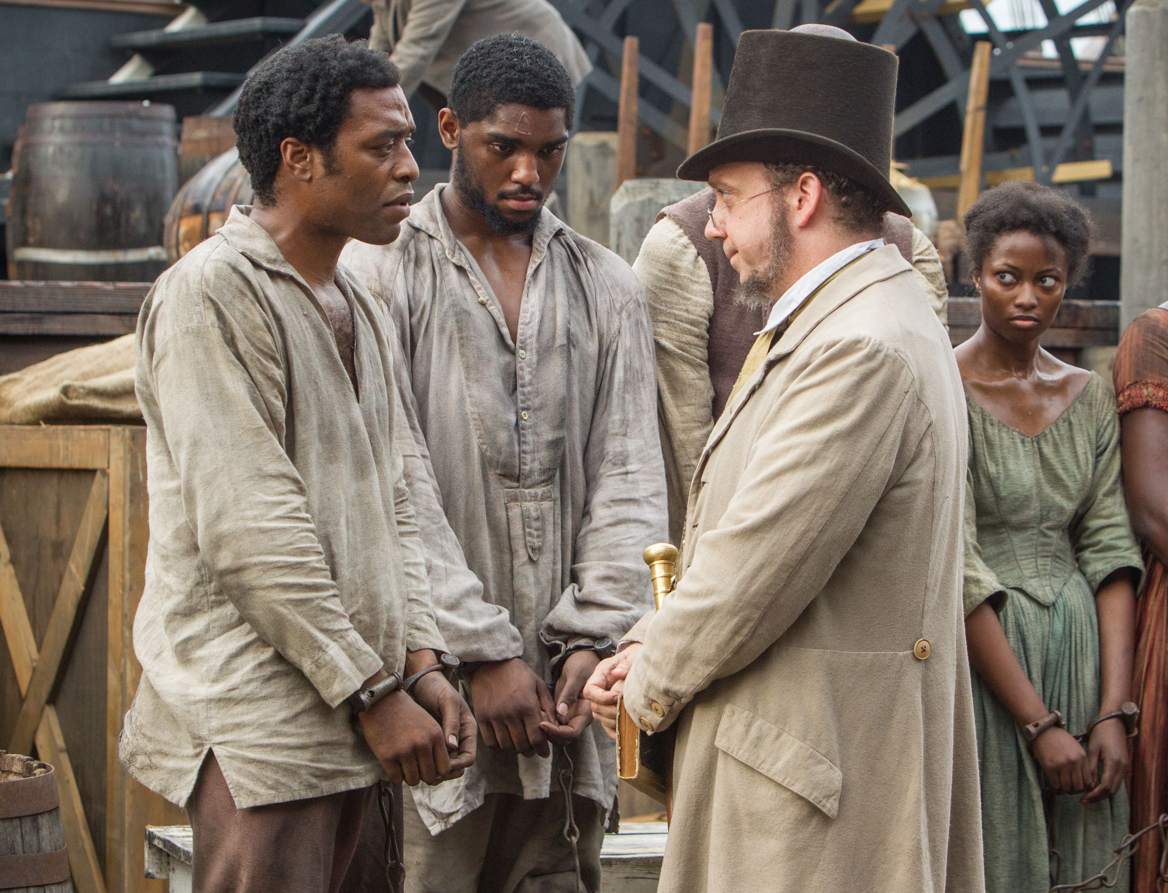 Paul Giamatti as Freeman having a talk with slave Solomon No