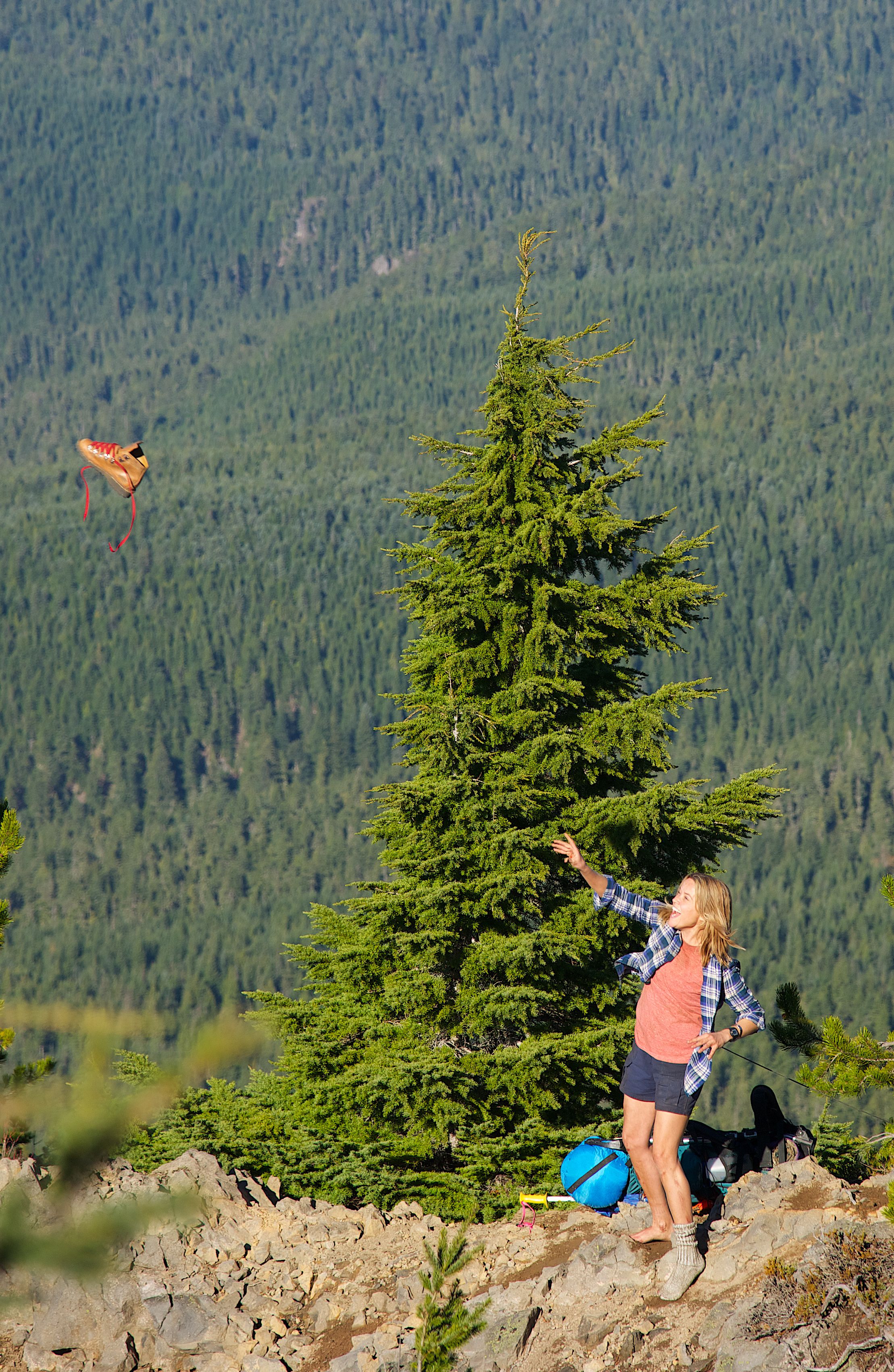Reese Witherspoon throws shoe