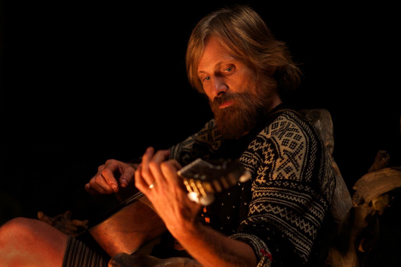 Viggo Mortensen plays the guitar