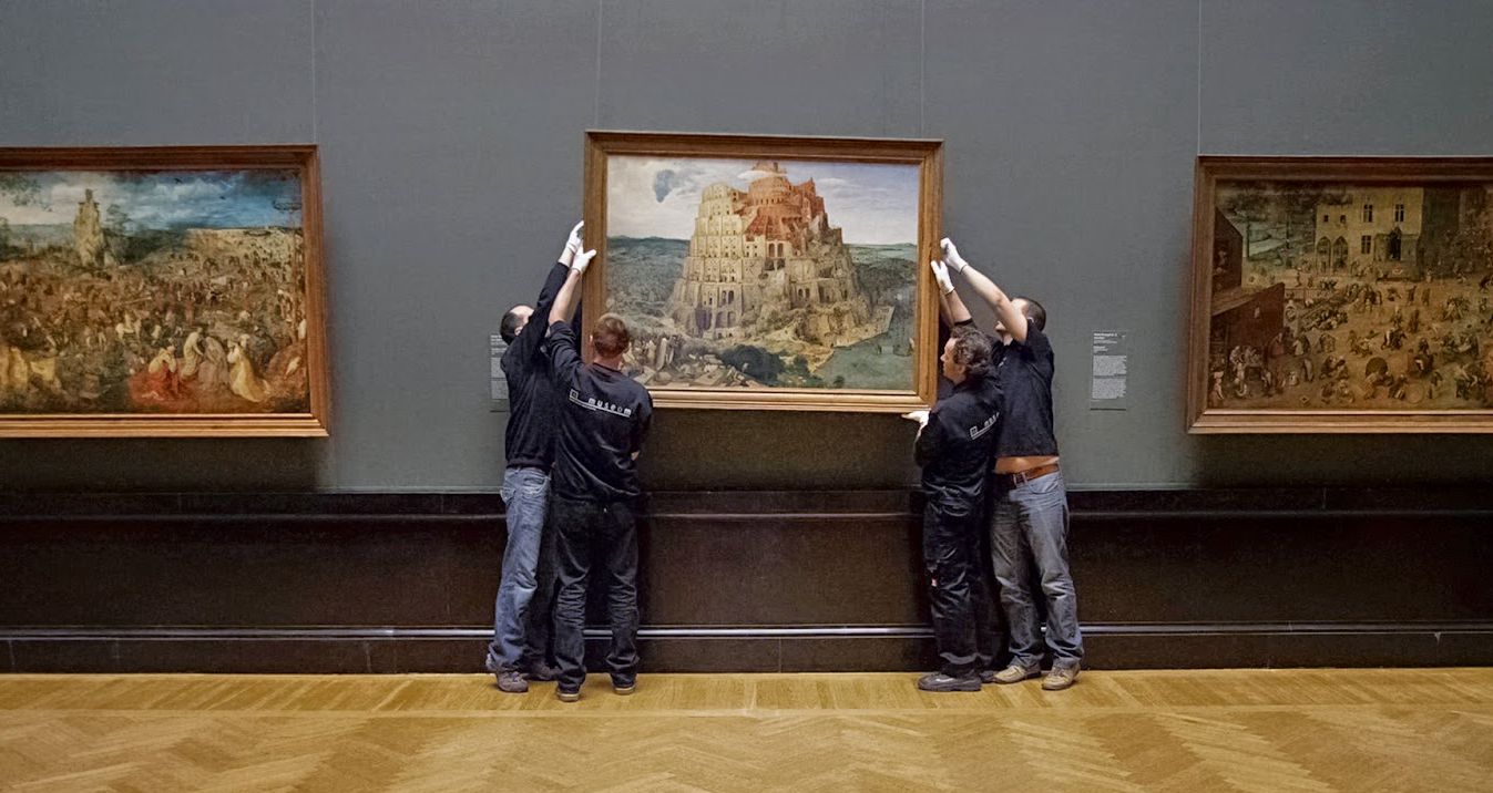 Taking down a painting in the Kunsthistorisches Museum, Vien