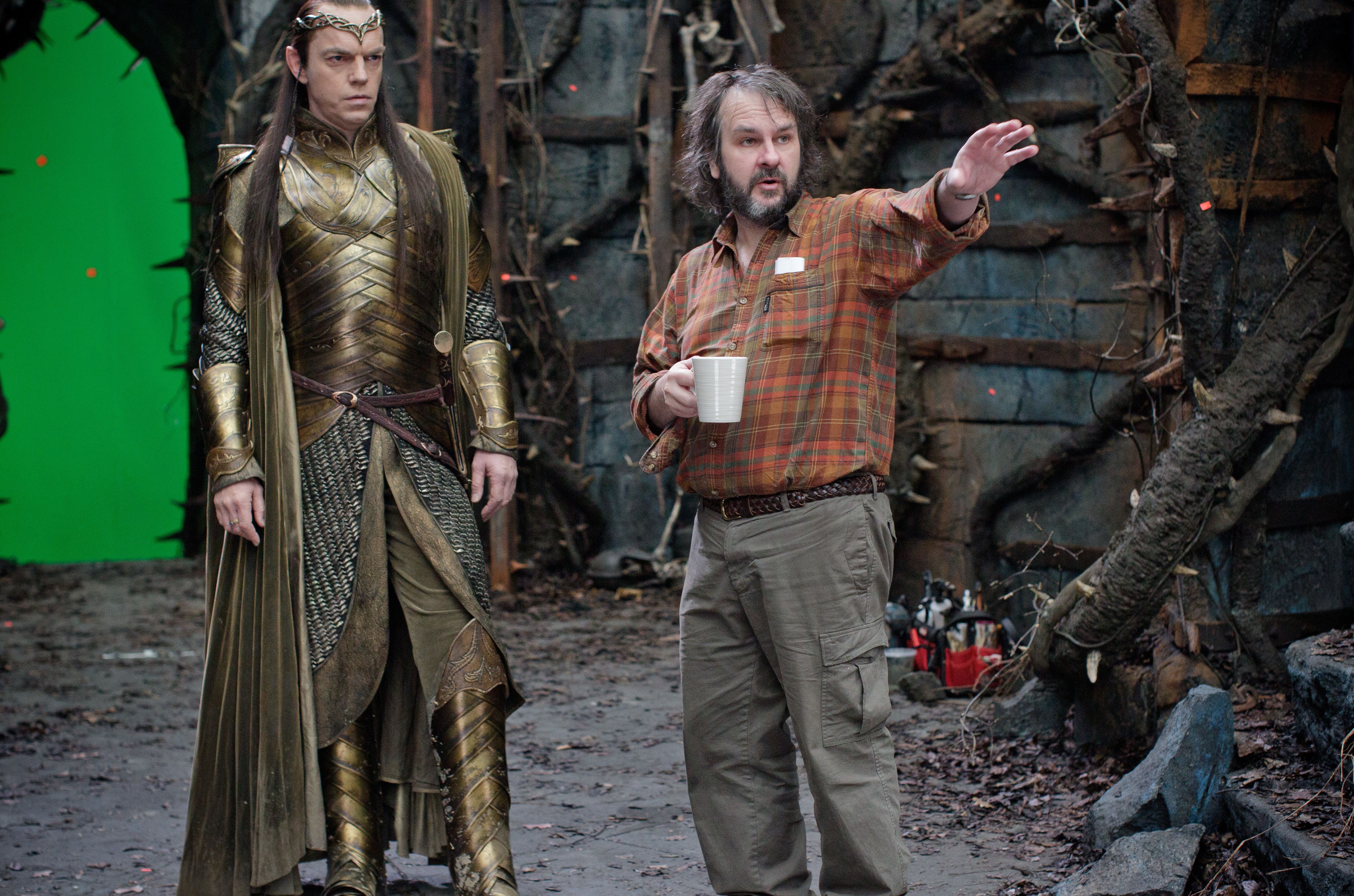 Peter Jackson directing Hugo Weaving as Elrond in front of g