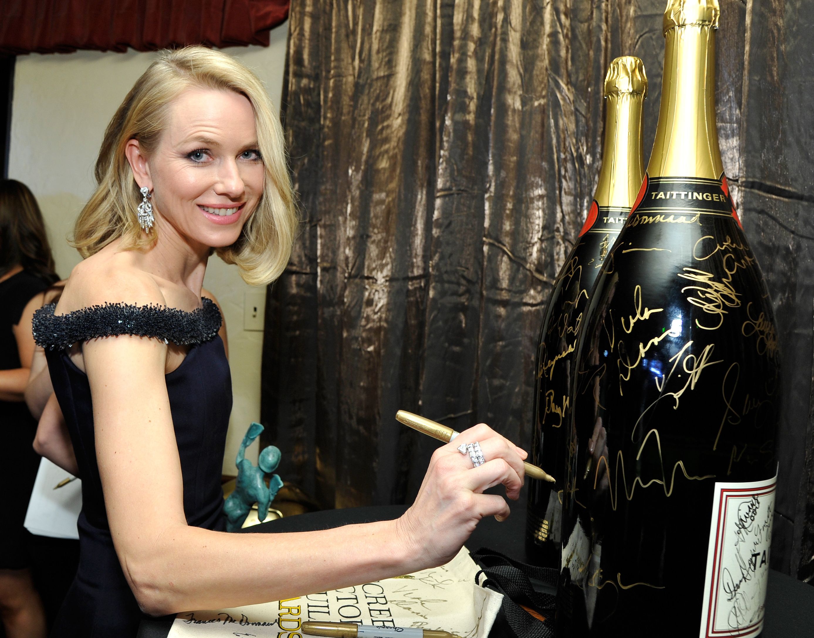 Naomi Watts signs huge champagne at 2015 SAG Awards