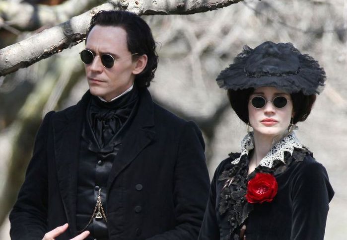 Tom Hiddleston, Jessica Chastain and some fancy glasses in C