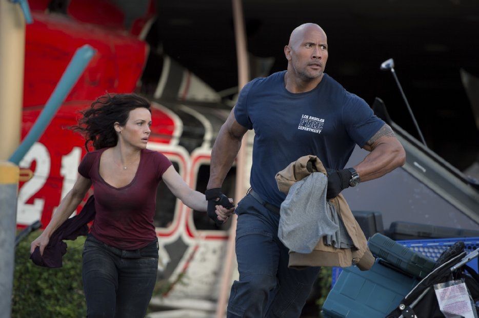 Dwayne Johnson Helps Evacuees in 'San Andreas'