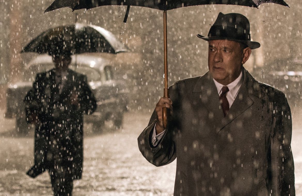Tom Hanks on the street in the rain in Steven Spielberg&#039;s sp