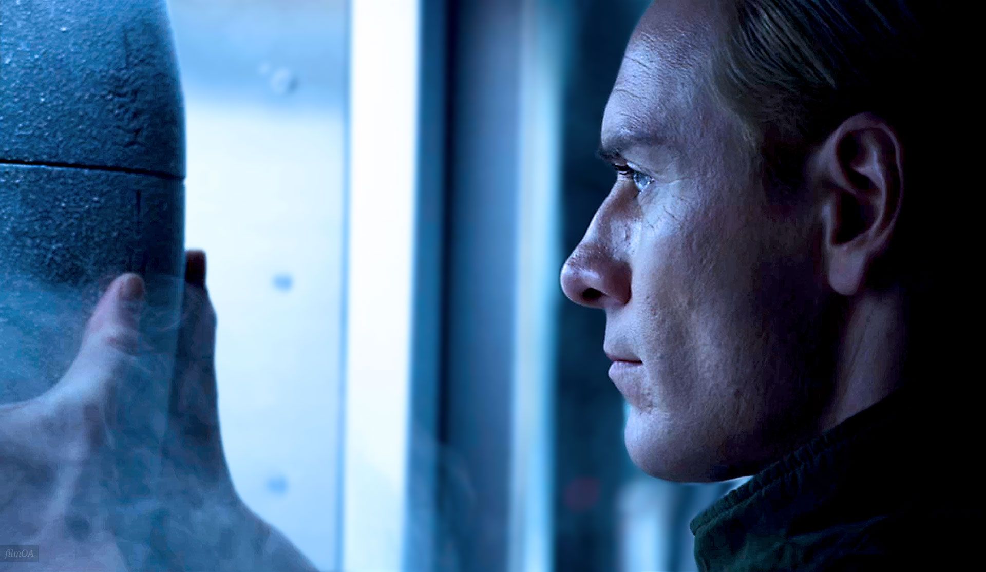 Prometheus Michael Fassbender as David8 with Alien Life Form