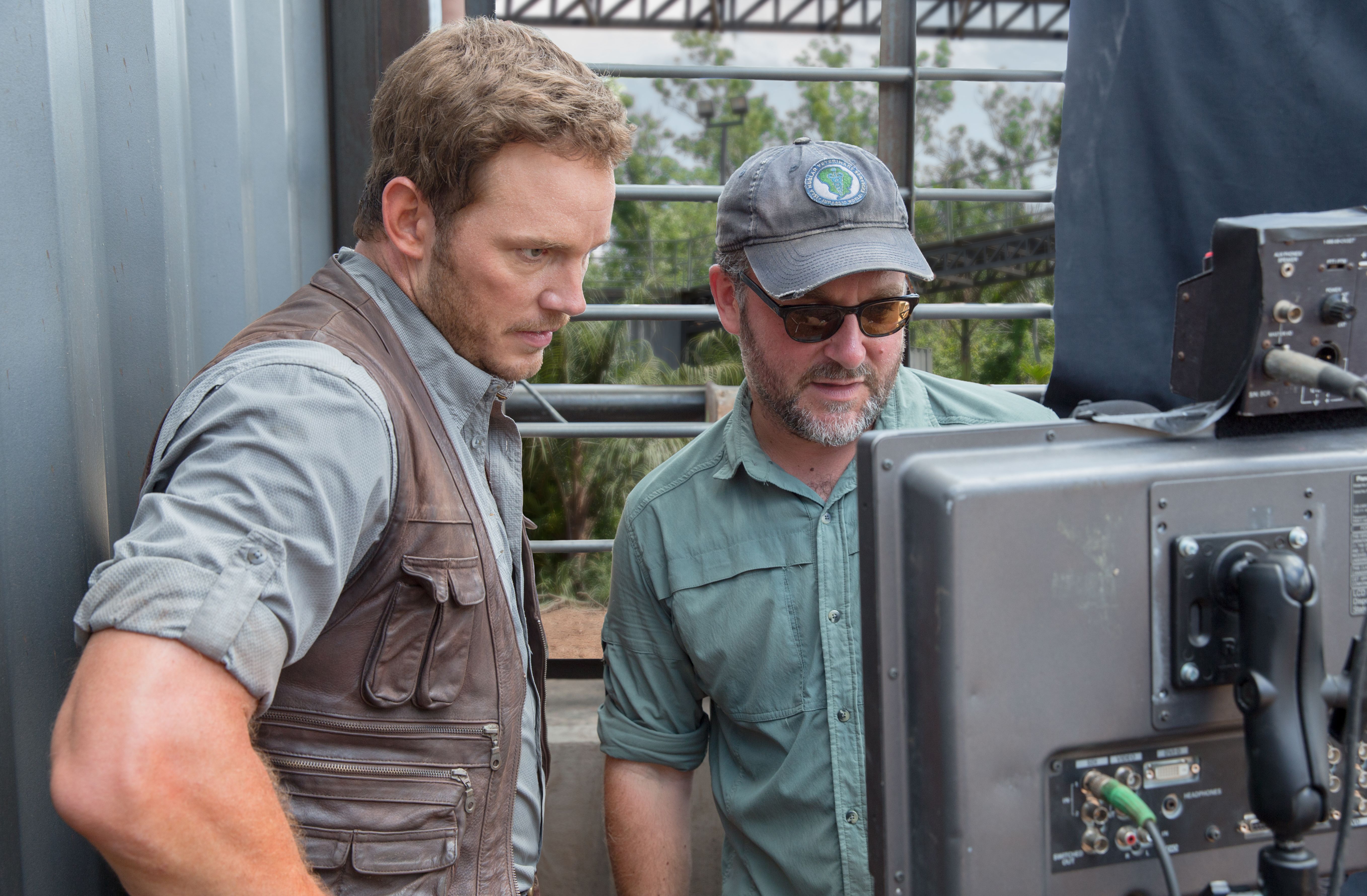 Chris Pratt and director Colin Trevorrow behind the scenes o