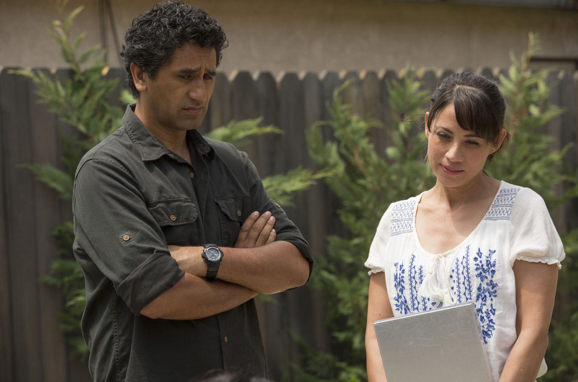Cliff Curtis and Elizabeth Rodriguez in Fear the Walking Dea