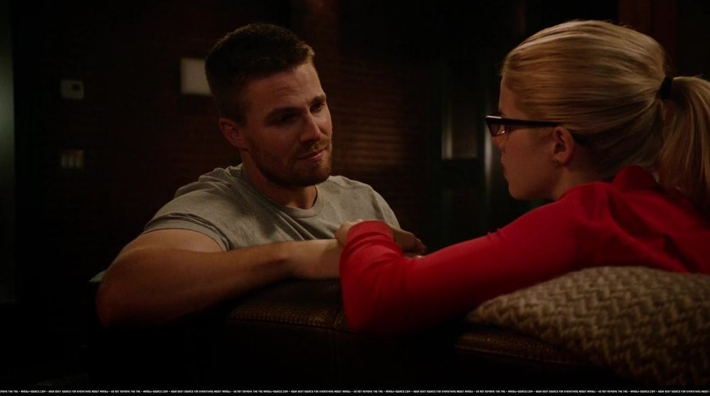 Oliver Queen &amp; Felicity Smoak, photo credit Arrow France