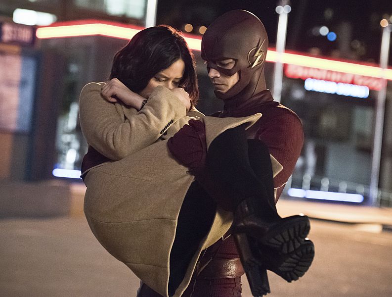 The Flash rescuing Earth-1 Linda Park from Earth-2 Dr. Light