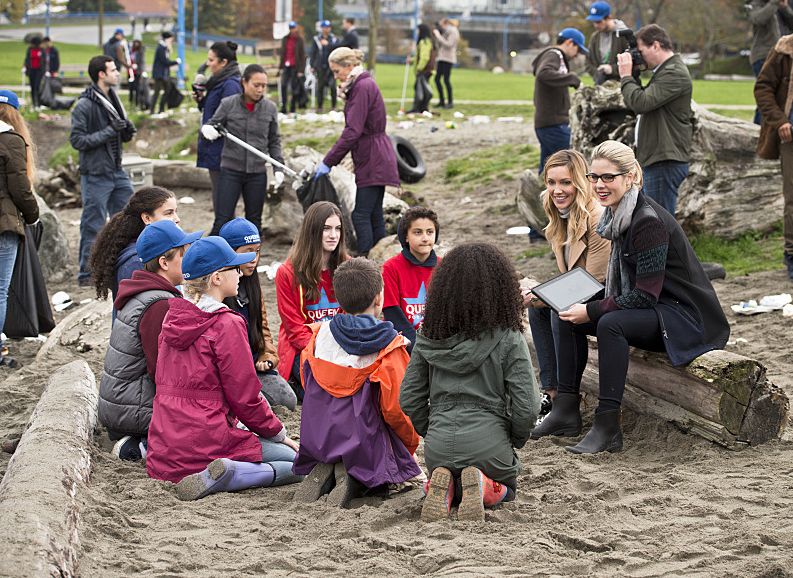 Laurel Lance & Felicity Smoak with Star City kids at bay cle