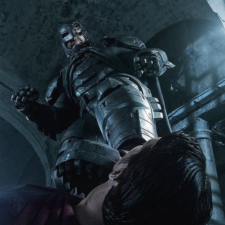 Batman puts his foot to Superman&#039;s throat in new image