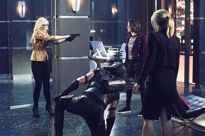 Brie Larvin holding Team Arrow at gunpoint