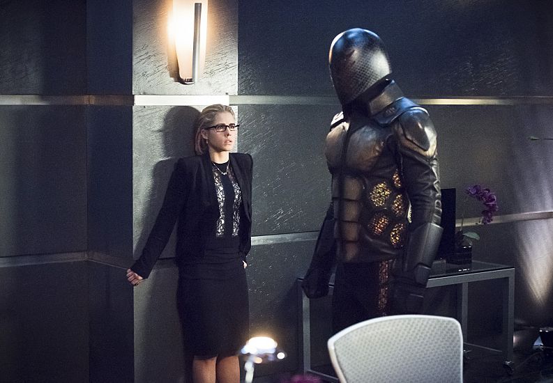 Felicity Smoak during robotic bee attack