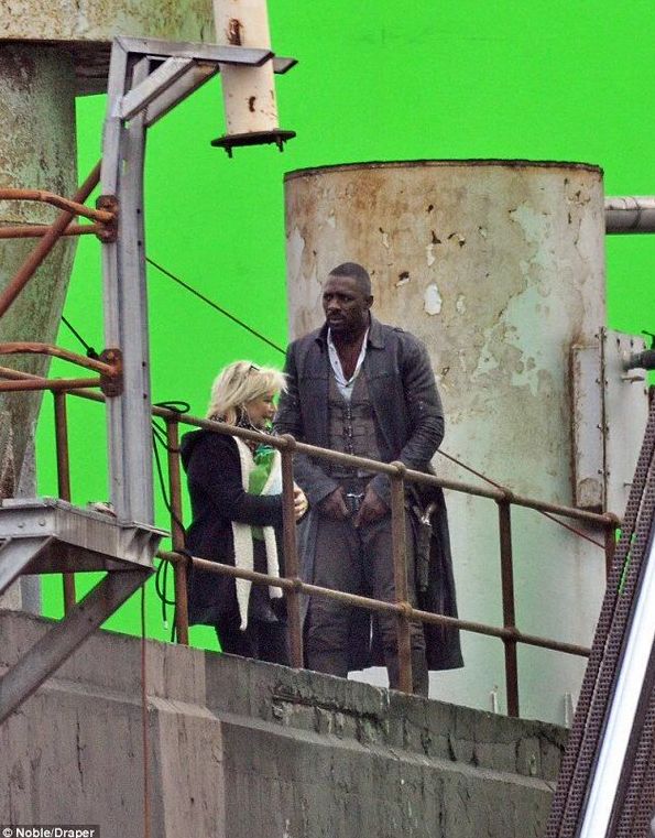 Our first look at Idris Elba as the Gunslinger in Stephen Ki
