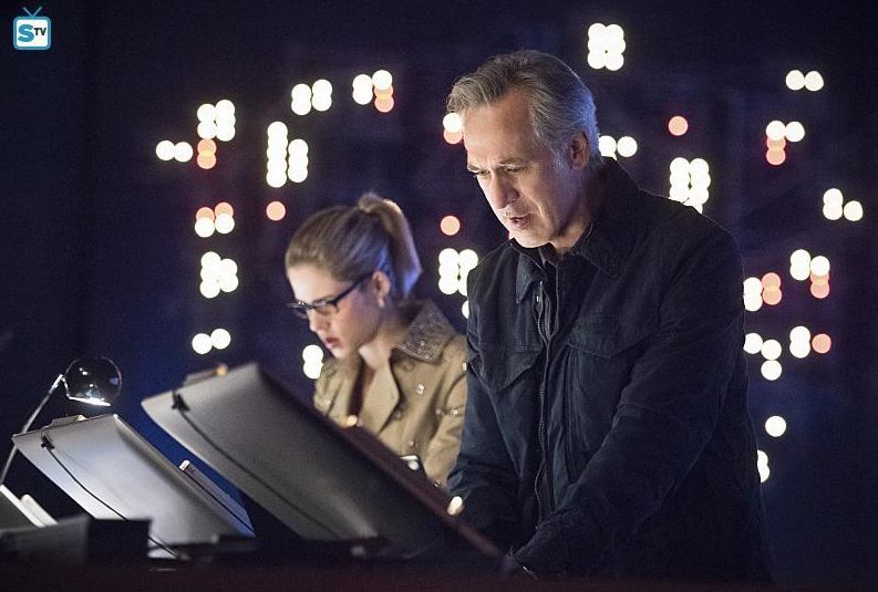 Felicity Smoak and her father Noah Kuttler