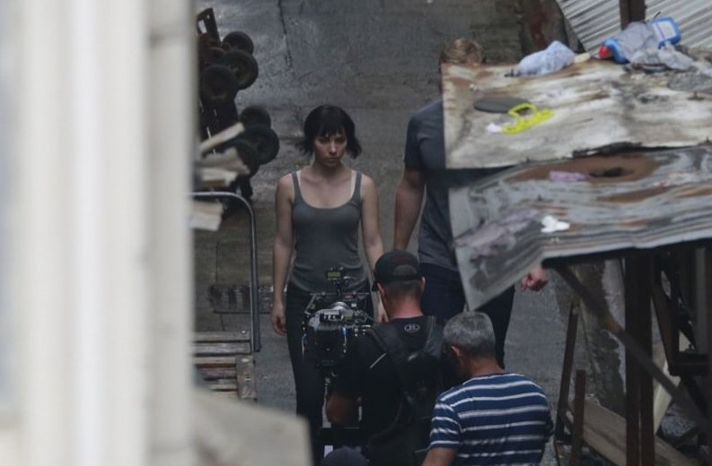 New shot of Scarlett Johansson on the set of &#039;Ghost in the S