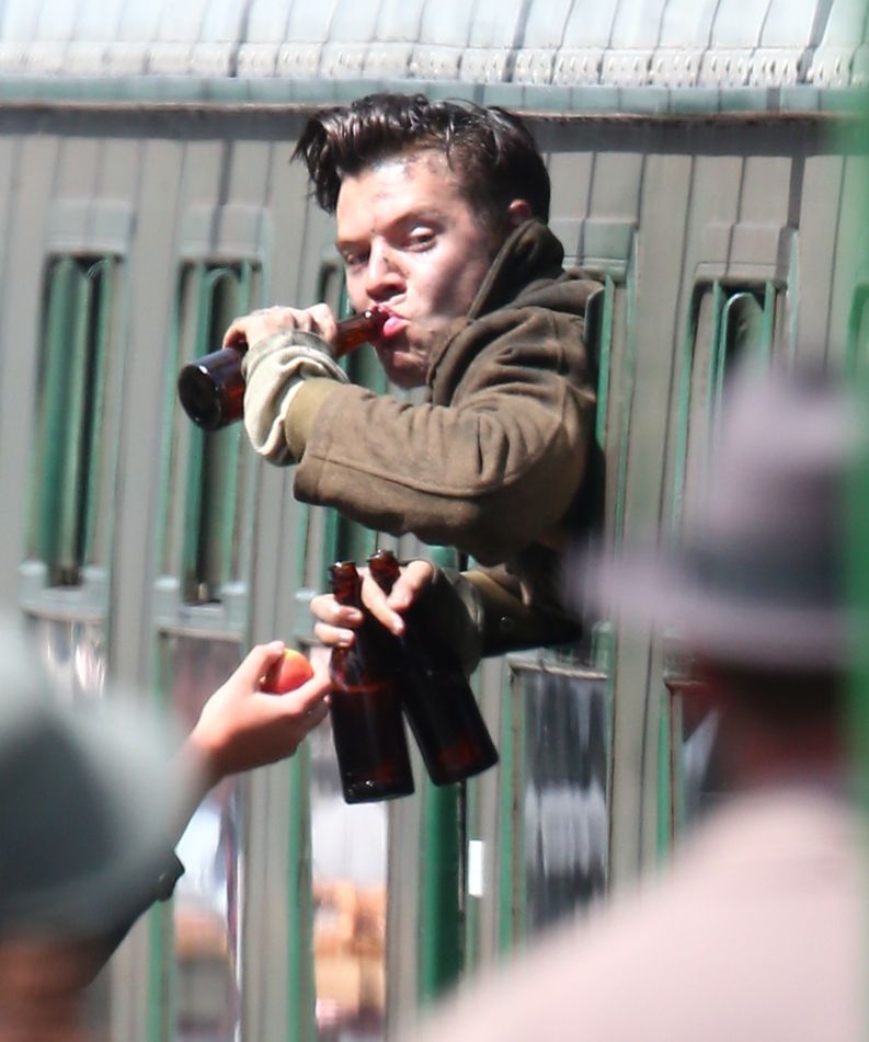 New photo of Harry Styles from the set of Christopher Nolan&#039;