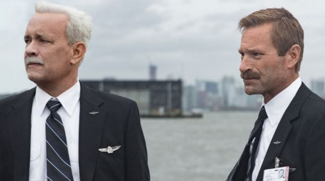 Tom Hanks and Aaron Eckhart  in "Sully"