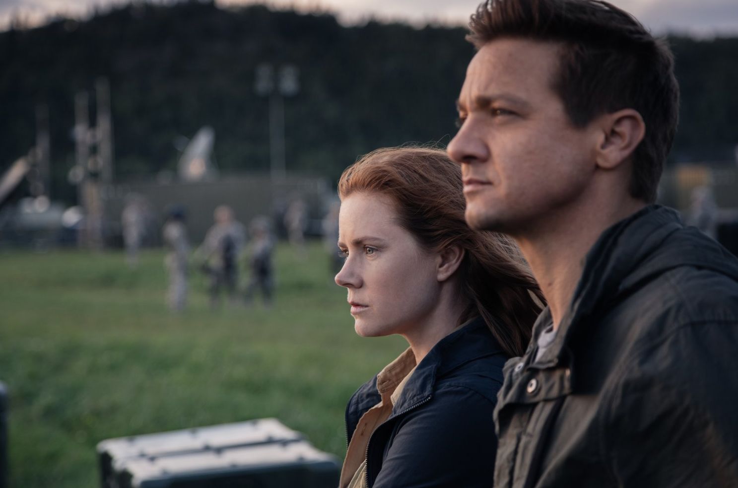 Amy Adams and Jeremy Renner in "Arrival"