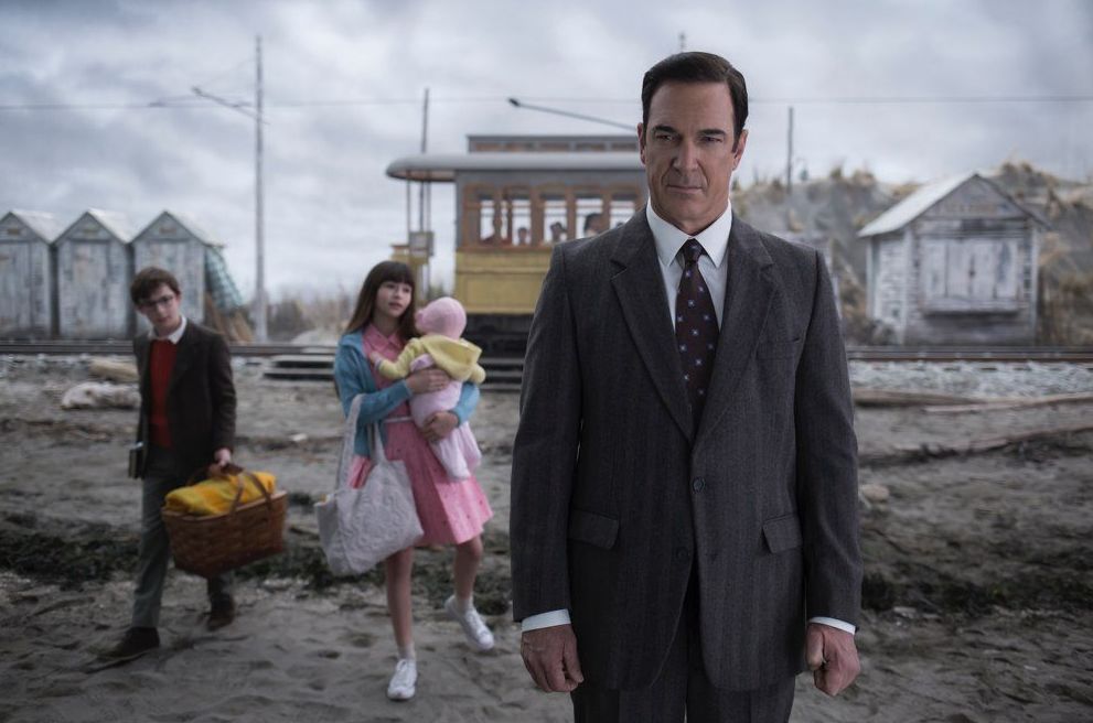 Patrick Warburton (Lemony Snicket) in "A Series of Unfortunate Events"