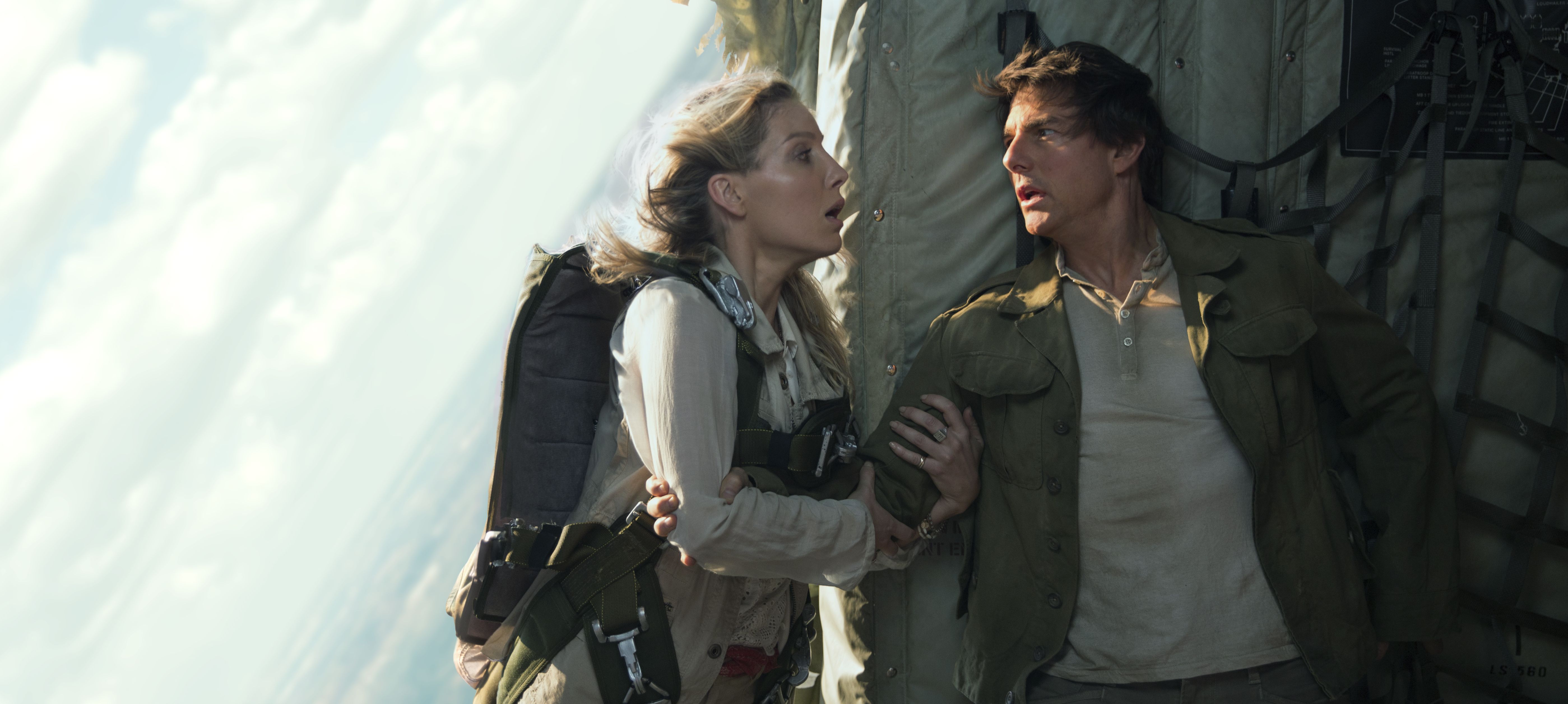 Annabelle Wallis and Tom Cruise in "The Mummy"