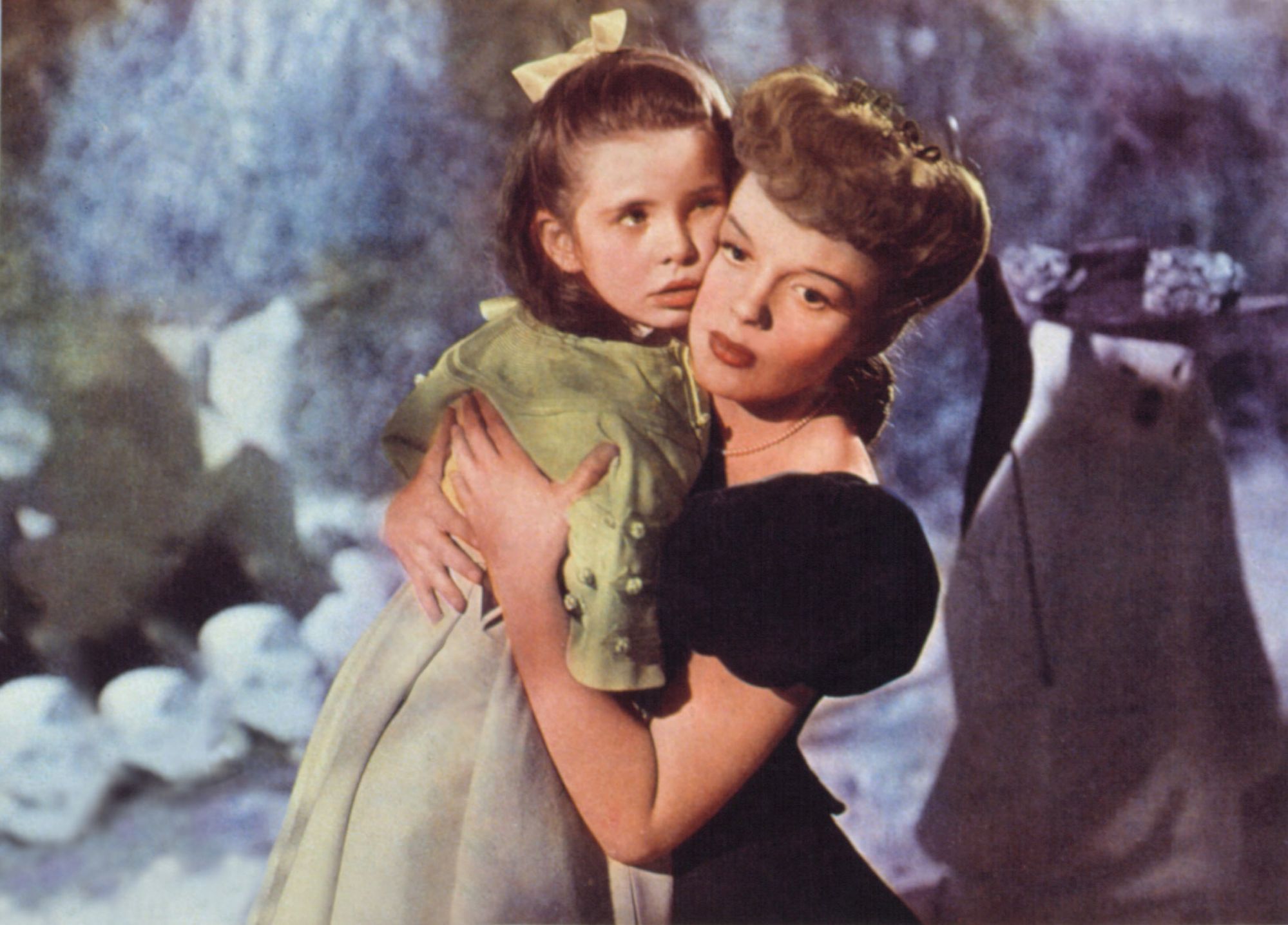 Judy Garland comforts a young Margaret O'Brien
