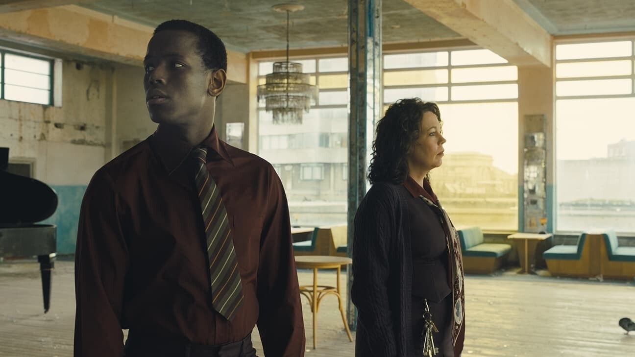 Micheal Ward and Olivia Colman in &#039;Empire of Light&#039;