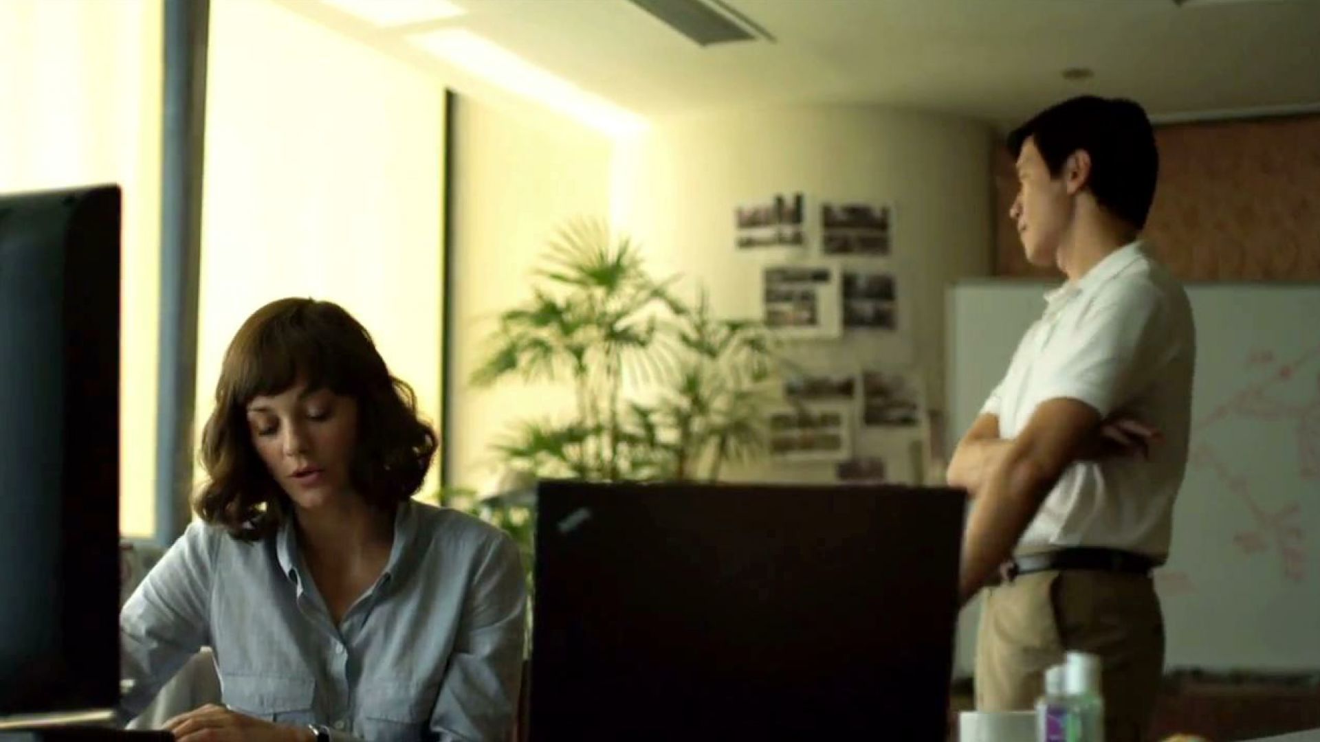 Marion Cotillard traces the index patient in Contagion