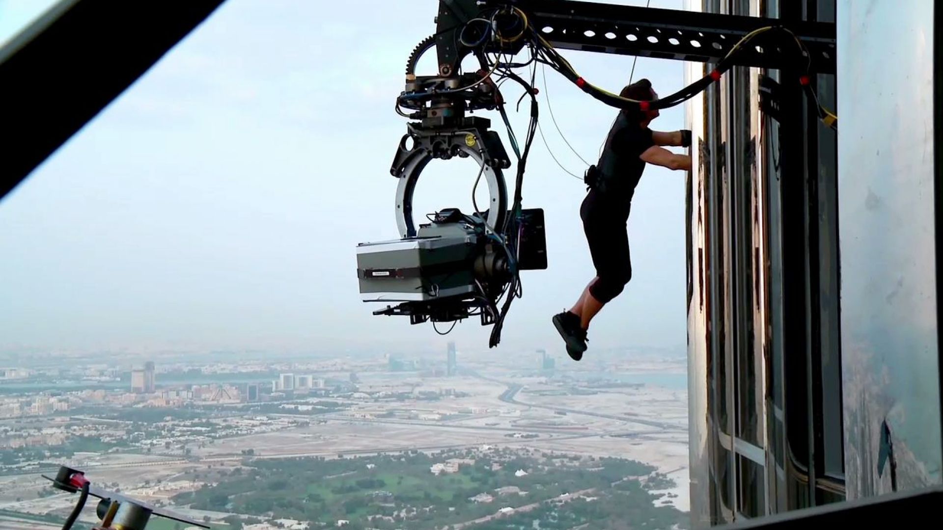 Tom Cruise does his own stunts and climbs the Burj Khalifa