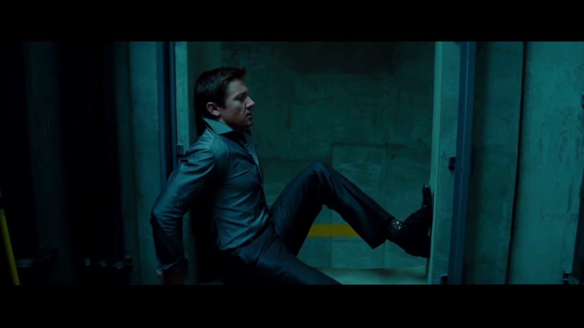 Brandt jumps onto the computer fan in Mission Impossible 4